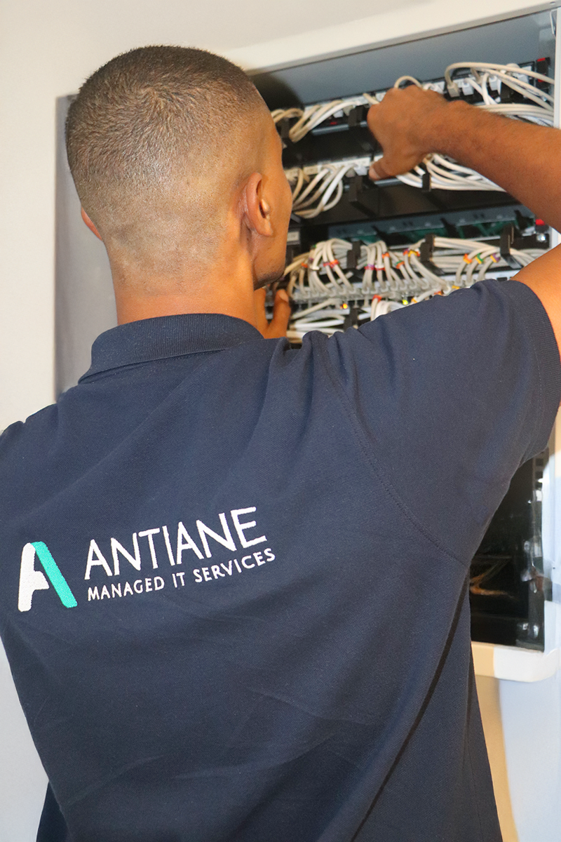 Technicien Antiane travaillant sur une baie informatique